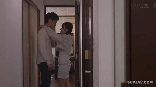 抱擁 · 自然 · 情侣 · 遠景 · 室内廊下 · 亲热 · 房门 · 休闲日常装