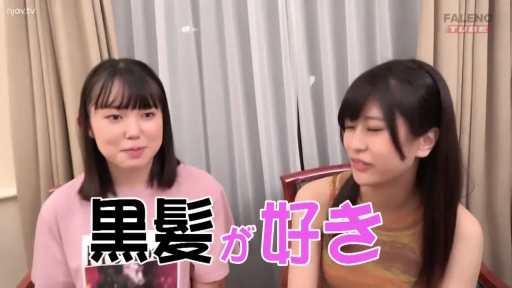 Indoor · Sitting Posture · Conversation · FALENO · Smile · Yellow Vest · 面部近景