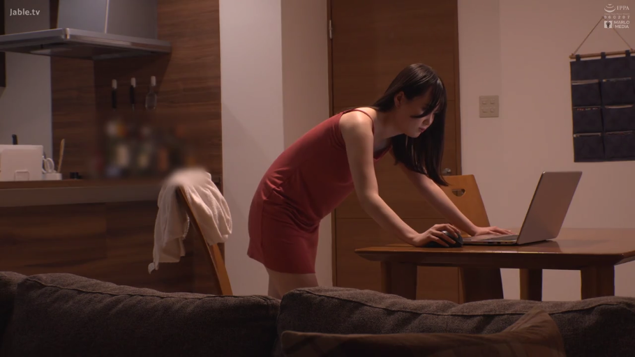 坐姿 · 全裸 · 上半身特写 · 紫色灯光 · 迷离表情 · 黑色长发 · 暗色室内 · 色情表演