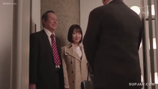 站立 · 手提包 · 笑容 · 风衣 · 职场 · 门口 · 寒暄