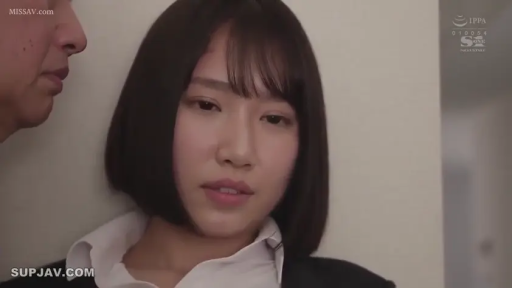 室内 · 顔のクローズアップ · ビジネススーツ · 壁に寄りかかる · ショートヘア · 挑発 · 迷茫