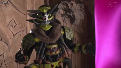 全身 · 角色扮演 · 站姿 · 无表情 · 特摄风格 · 室内布景 · 皮套铠甲 · 皮套道具