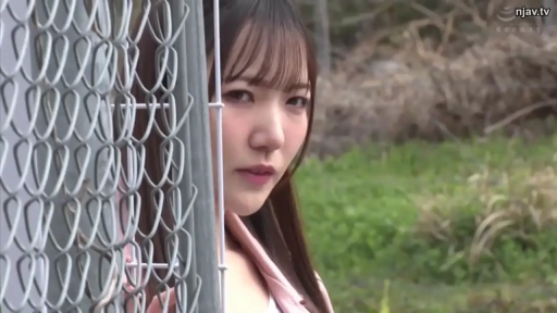 脸部特写 · 户外 · 长发 · 冷淡 · 窥视 · 粉色外套 · 金属围栏 · 躲在围栏后