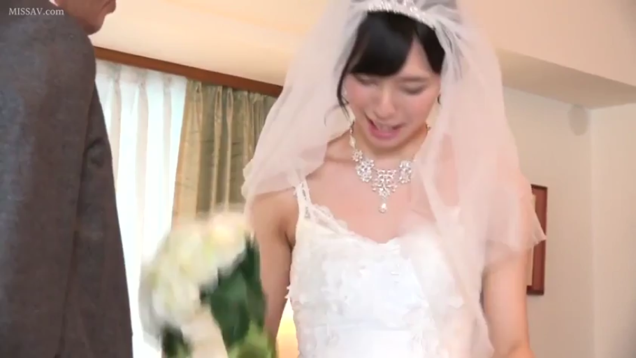 室内 · 站立 · 中景 · 低头羞涩 · 婚纱 · 捧花 · 婚礼主题 · 手拿捧花