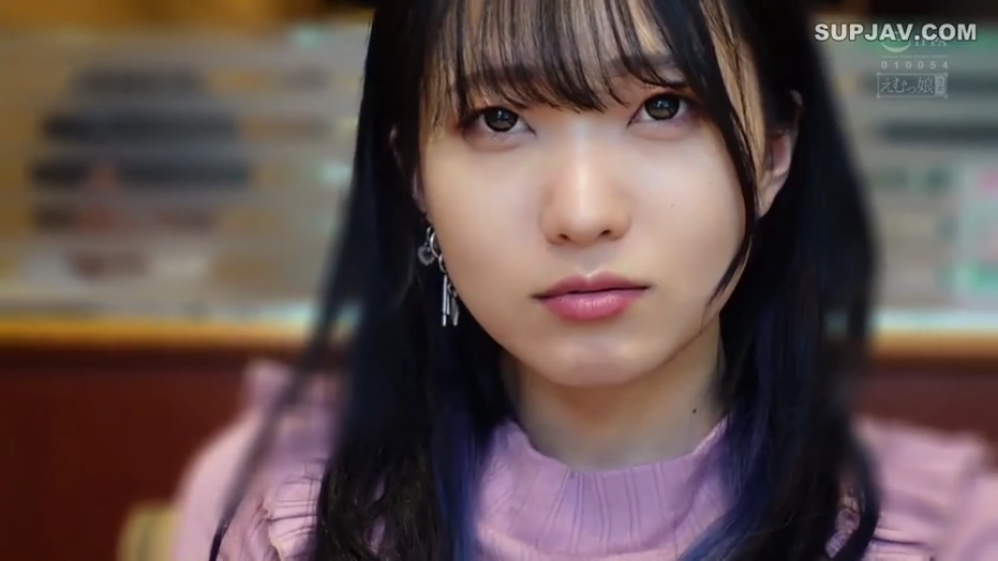 室内 · 忧郁 · 脸部特写 · 注视镜头 · 正面 · 耳饰 · 黑发齐刘海 · 粉色高领衫