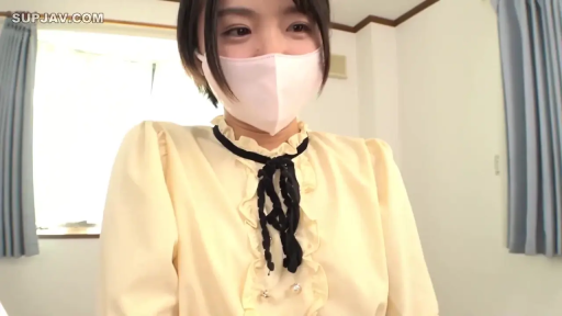 面部特写 · 注视镜头 · 室内房间 · 温和 · 正面端坐 · 淡黄色衬衫