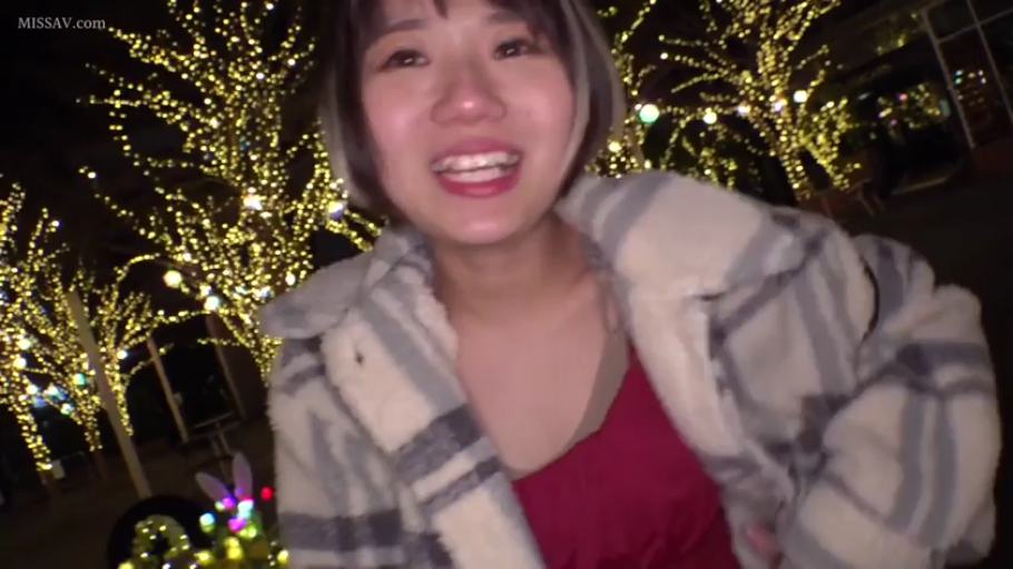 否 · 公园 · 夜景 · 正面 · 开心 · 欢笑 · 彩灯 · 格子大衣