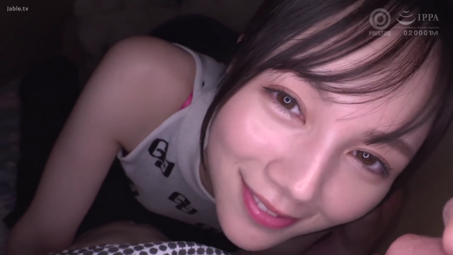 室内 · 俯身 · 脸部特写 · 微笑 · 背心 · 凝视 · AV剧照