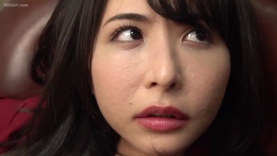 室内 · 脸部特写 · 迷离 · 注视 · 躺姿 · 亚洲女性 · 红色上衣