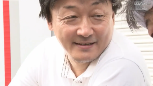 室内 · 坐姿 · 面部特写 · 凝视 · 白色POLO衫 · 猥琐笑容 · 中老年大叔