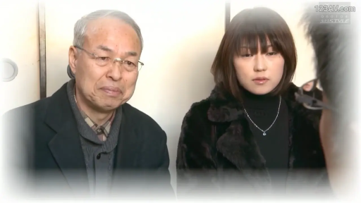 严肃 · 项链 · 半身特写 · 倾听 · 高领衫 · 并排坐姿 · 传统室内 · 熟男熟女