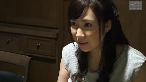 Indoor · Sitting Posture · Half-body · Gaze · Sleeveless top · 木柜 · 忧虑 · 长卷发