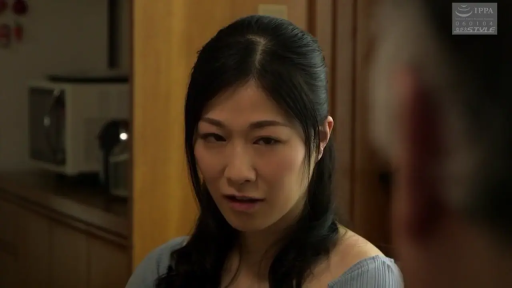 单人 · 侧身 · 面部特写 · 注视 · 厨房 · 不悦 · 蓝灰上衣