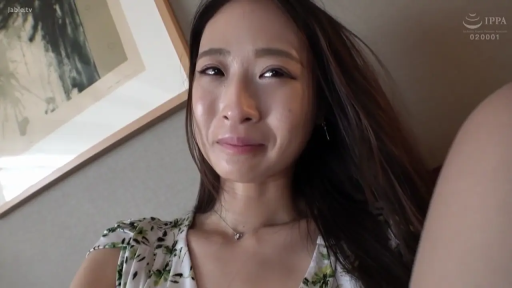 顔部のクローズアップ · 寝室 · ネックレス · 对视 · 哭泣 · 花柄のワンピース · 悲伤哀求 · 梨花带雨