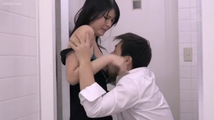 胸部 · 享受 · 走廊 · 舔乳 · 职场 · 黑裙 · 站立跪姿