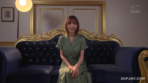 室内 · 座り姿勢 · 微笑 · カメラに向かって · 采访 · ヨーロッパ式ソファ · 绿色衬衫裙