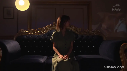 両手を腿の上に置く · 微笑 · 高級ソファ · 坐着 · 水印 · 半身像 · 绿色连衣裙 · 豪華なリビングルーム