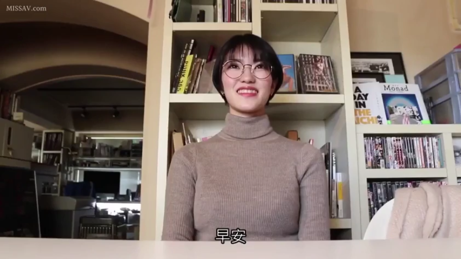 眼镜 · 字幕 · 微笑 · 半身 · 高领毛衣 · 书房 · 正面坐姿 · 打招呼