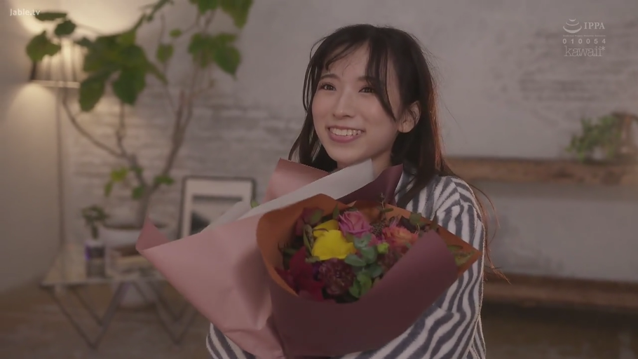 室内 · 站立 · 中景 · 微笑 · 长发 · 花束 · 条纹毛衣 · 抱花