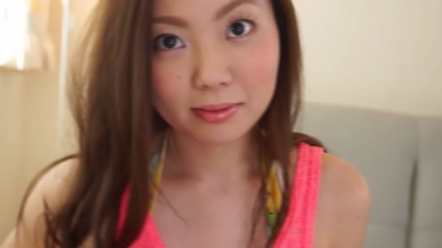 室内 · 坐姿 · 脸部特写 · 微笑 · 粉色背心 · 凝视 · 亚洲女性