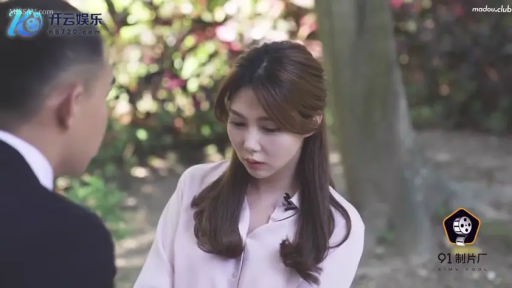 会話 · 憂鬱 · 站立 · プロット · 屋外 · 粉色衬衫 · 人物特写