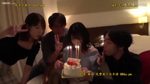 室内 · 远景 · 多人 · 常服 · 开心 · 围坐 · 蛋糕 · 庆生