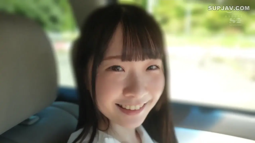 坐姿 · 脸部特写 · 微笑 · 白色衬衫 · 对视 · 车内 · 长发