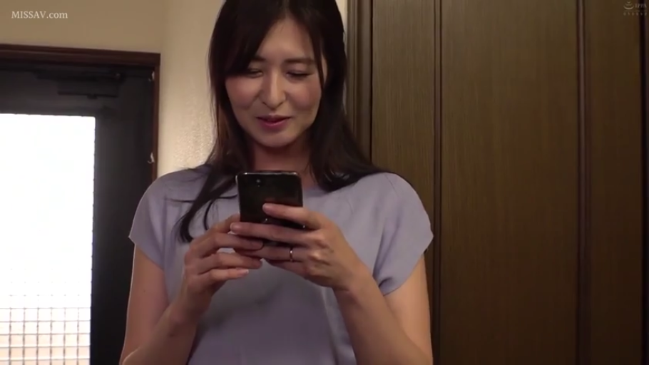 室內 · 站立 · 微笑 · 半身 · 看手機 · 手机 · 紫色短袖