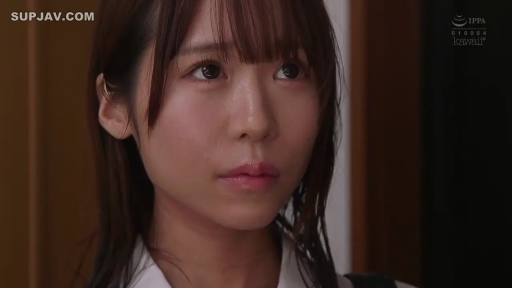 室内 · 女性 · 脸部特写 · 站姿 · 平静 · 衬衫 · 注视