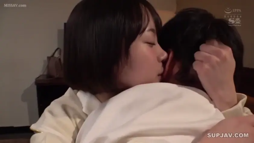 室内 · 投入 · 脸部特写 · 拥抱 · 亲吻 · 情侣 · 白色外套