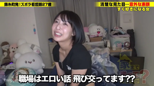 Sitting Posture · Bedroom · 自然 · 上半身 · 黑色T恤 · 说话 · Japanese subtitles · 毛绒玩具