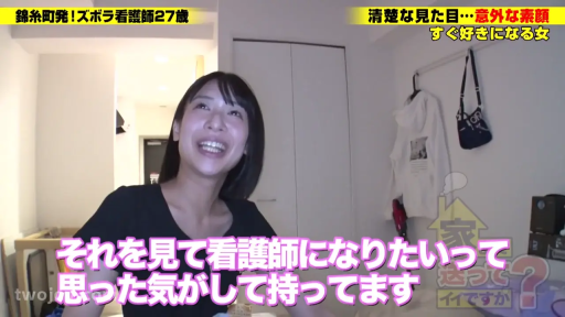 Sitting Posture · 面部 · Room · 谈话 · Smile · 黑色T恤 · 挂包 · 素人访谈