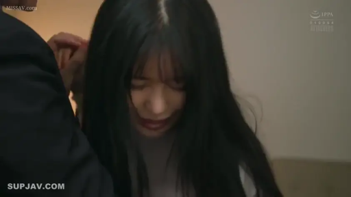 室内 · 哭泣 · 面部特写 · 长发 · 受辱 · 西装与白衬衫 · 低头站立