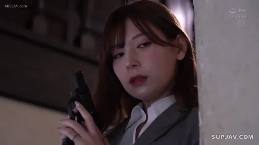 室内 · 面部 · 集中 · 站立 · 横向き · 持枪 · 拳銃 · 灰色西装