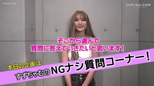 室内 · 站立 · 字幕 · 中景 · 微笑 · 白色背心 · 访谈 · 素人