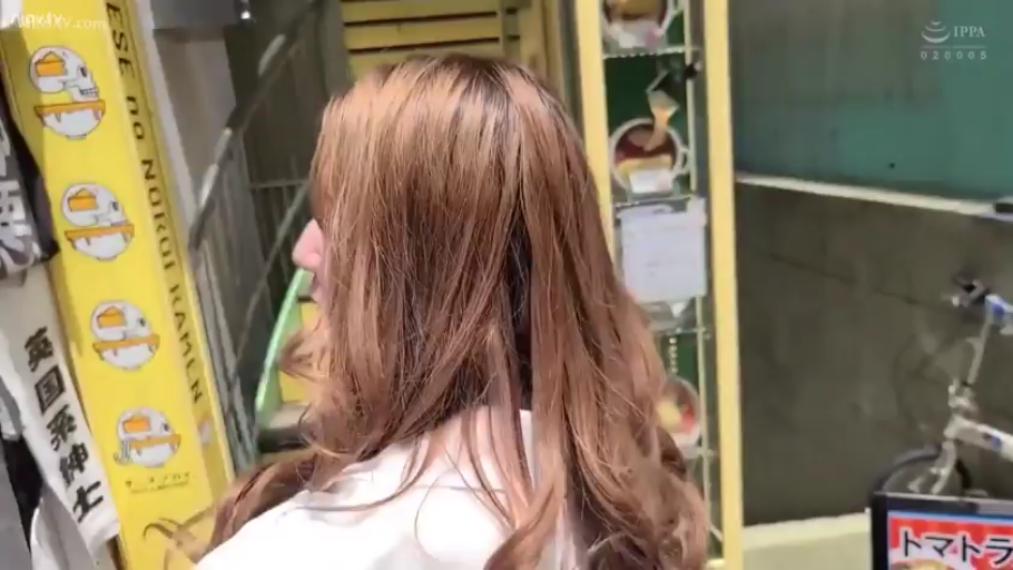 站立 · 自然 · 白色上衣 · 长发 · 侧脸 · 户外街道 · 侧望 · 广告牌