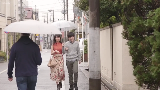 微笑 · 街道 · 行走 · 撑伞 · 雨伞 · 日常休闲装 · 雨天