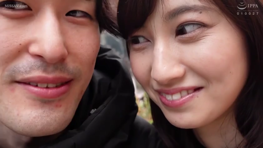 脸部 · 微笑 · 户外 · 自拍 · 情侣 · 黑色外套 · 靠在一起