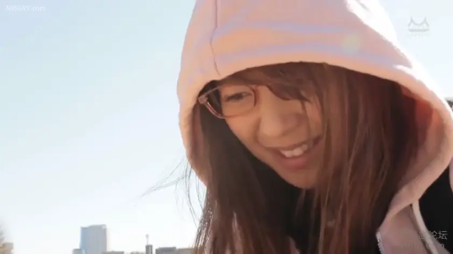 Lower your head · Close-up of the face · Outdoor · 连帽衫