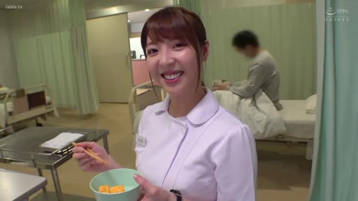 护士服 · 站姿 · 平静 · 半身特写 · 制服诱惑 · 餐具 · 医务室 · 吃玉子烧