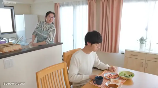 站立 · 远景 · 餐厅 · 围裙 · 家务