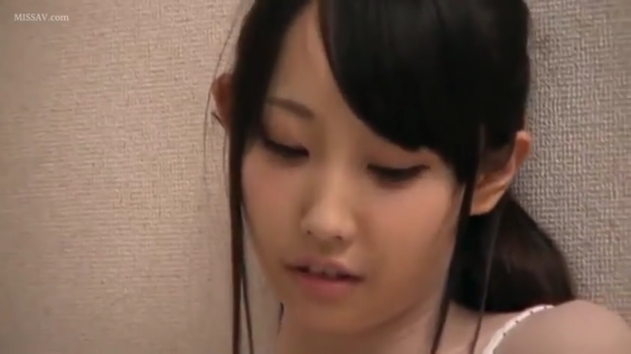 室内 · 頭を下げる · 顔部のクローズアップ · 迷離 · 长发 · 白色吊帯