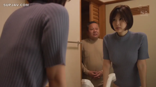 浴室 · 半身特写 · 覗き見視点 · 蓝色针织衫 · 对镜站立 · 毛巾架 · 忧郁冷静 · 整理着装