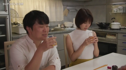 坐姿 · 中景 · 自然 · 厨房 · 休闲服 · 玻璃杯 · 饮用