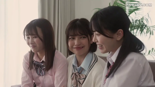 室内 · 坐姿 · 交谈 · 校服 · 微笑 · 清纯