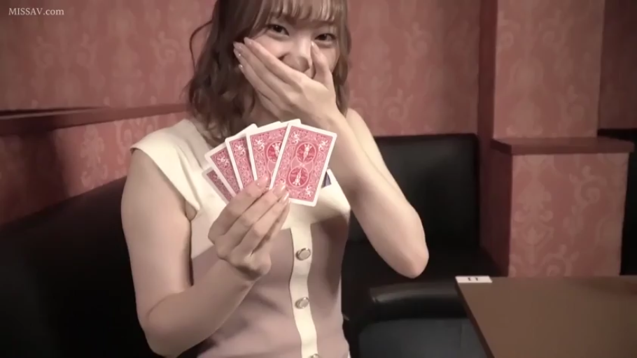 坐姿 · 中景 · 微笑 · 室内房间 · 棕发 · 扑克牌 · 无袖修身裙 · 手持扑克牌