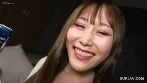 室内 · 白色上衣 · 特写 · 大笑 · 正面 · 长直发 · 欢快 · 蓝色易拉罐