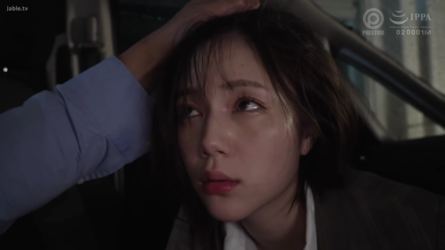 座り姿勢 · 顔部のクローズアップ · ビジネススーツ · プロット · 恍惚 · 车内 · 摸头