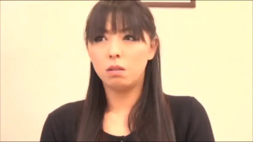 室内 · 委屈 · 脸部特写 · 黑色上衣 · 正面站立 · 低头凝视 · 齐刘海长发