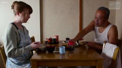 坐姿 · 平静 · 餐具 · 碎花围裙 · 餐厅 · 用餐 · 生活化